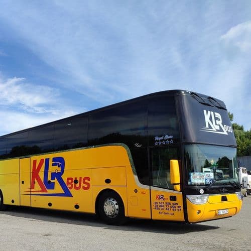 Автобус KLR Bus стоїть на автостанції перед виїздом у рейс до Німеччини