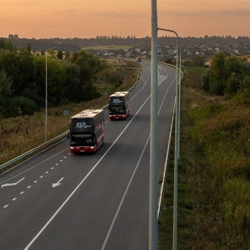 Два автобуси KLR Bus рухаються автошляхом у напрямку Чехії та Польщі