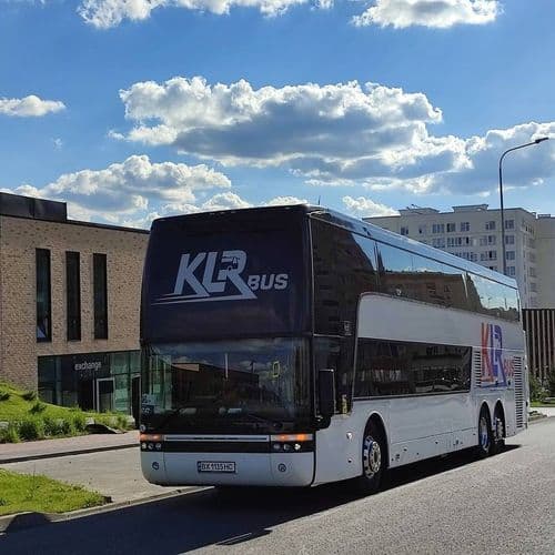 Комфортабельний автобус KLR Bus припаркований перед міжнародним рейсом до Італії
