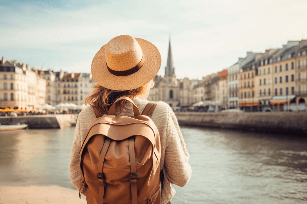 Мандрівниця з рюкзаком оглядає європейське місто — подорожі та автобусні рейси Європою, ATA Tickets