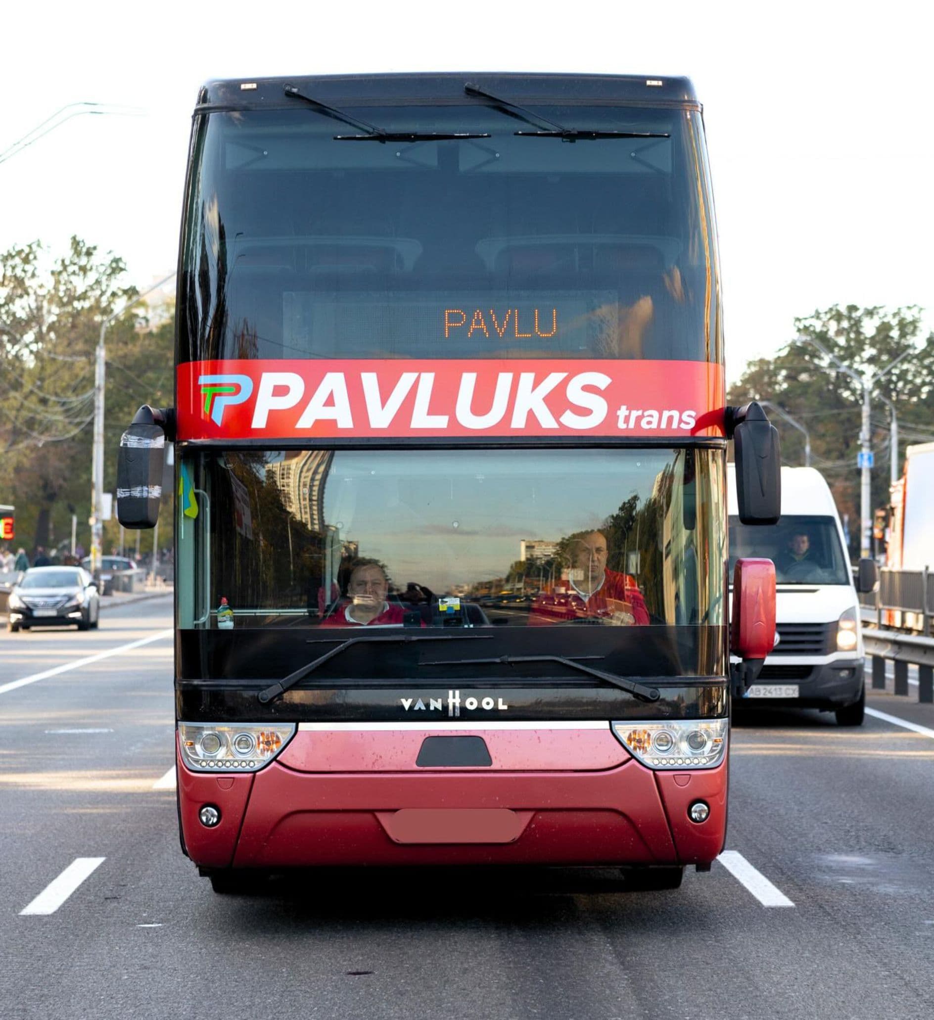Фірмовий автобус Pavluks-Trans перед виїздом у міжнародний рейс з України до країн Європи.