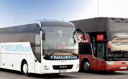 Сучасний автобус Pavluks-Trans біля місця посадки перед виконанням міжнародного маршруту Україна – Європа.