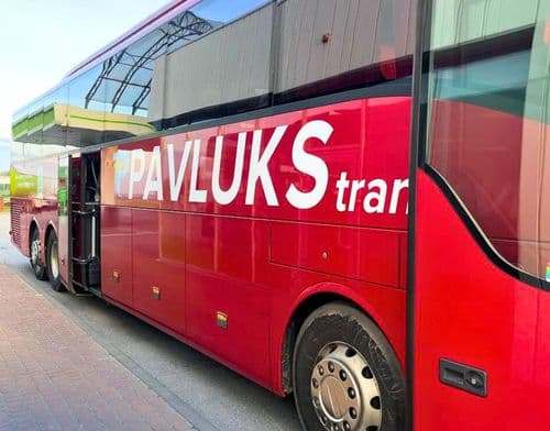 Туристичний автобус Pavluks-Trans під час вечірньої поїздки міжнародним маршрутом між Україною та країнами ЄС.