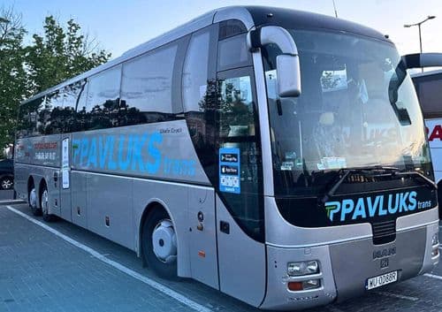 Автобус Pavluks-Trans виконує міжнародний рейс з України до європейських міст, забезпечуючи комфортні умови для пасажирів.