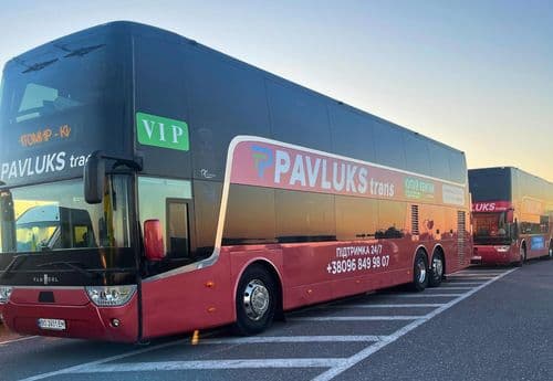 Автобус Pavluks-Trans на міжнародному маршруті між Україною та європейськими країнами поблизу автостанції.