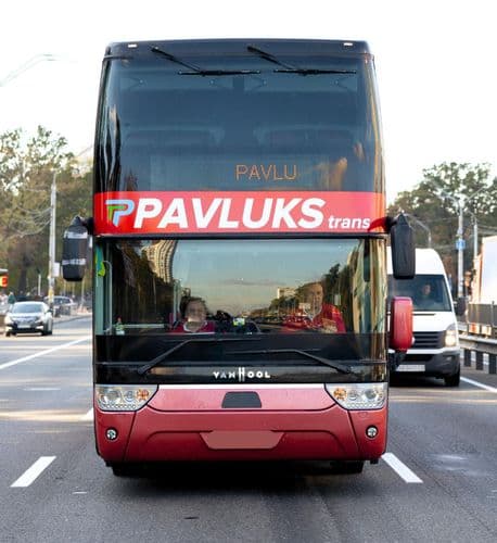 Фірмовий автобус Pavluks-Trans перед виїздом у міжнародний рейс з України до країн Європи.