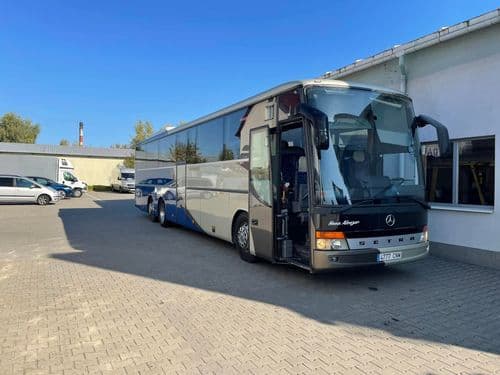 Автобус KANTOL BUSTRAVEL біля автовокзалу перед міжнародним рейсом.
