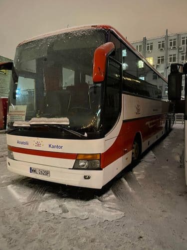 Транспорт KANTOL BUSTRAVEL очікує початку посадки на європейський маршрут.