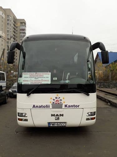 Зручні місця для пасажирів у сучасному автобусі KANTOL BUSTRAVEL.