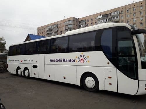 Посадка пасажирів до автобуса KANTOL BUSTRAVEL перед відправленням у закордонну поїздку.