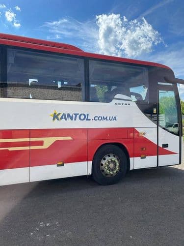 Міжнародний рейсовий автобус KANTOL BUSTRAVEL готовий до відправлення.