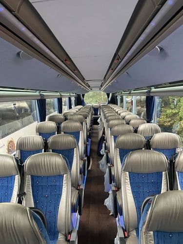 Салон автобуса KANTOL BUSTRAVEL із сервісом для міжнародних подорожей.