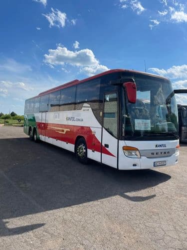 Автобус KANTOL BUSTRAVEL на платформі автостанції перед початком рейсу.