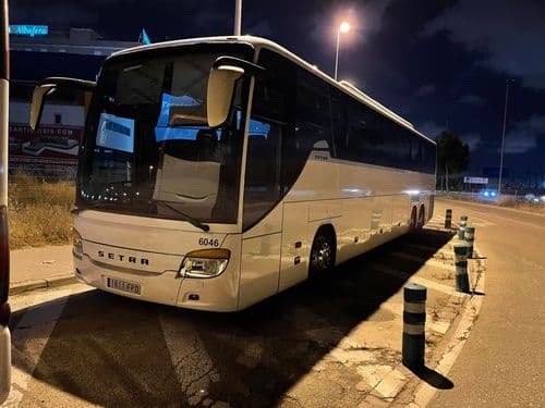 Транспорт KANTOL BUSTRAVEL перед виконанням регулярного міжнародного маршруту.