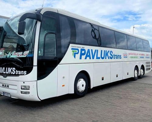 Автобус Pavluks-Trans на маршруті з країн Європи до України, що забезпечує регулярне міжнародне автобусне сполучення.