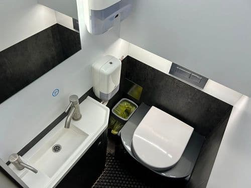 Чиста та сучасна вбиральня в салоні автобуса ТрансТемпо для комфорту пасажирів під час довгих поїздок — зручне бронювання квитків на atatickets.com.