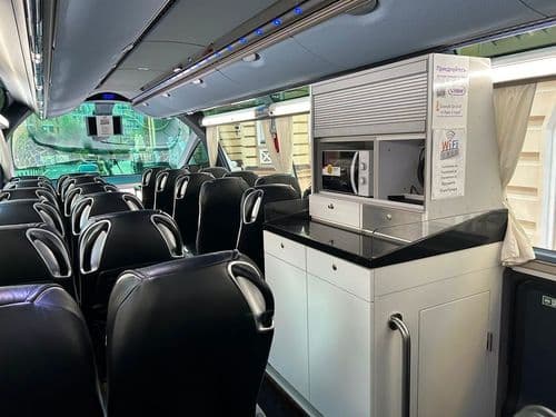 Міні-кухня в салоні автобуса ТрансТемпо з мікрохвильовою піччю та безкоштовним Wi-Fi — комфортний сервіс для пасажирів на міжнародних рейсах atatickets.com.