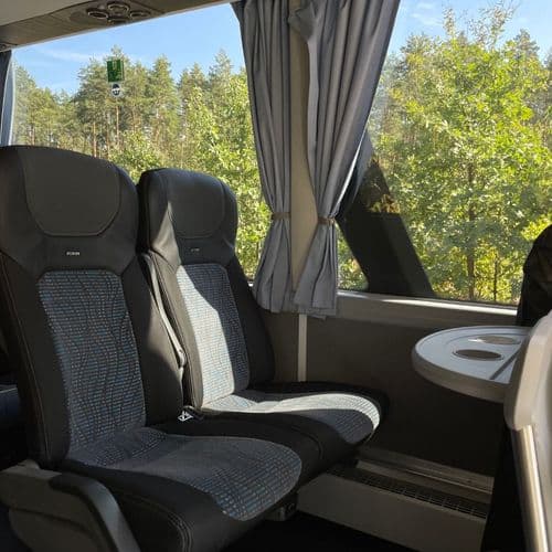 Комфортабельні регульовані крісла зі столиком в автобусі MAN перевізника EuroClub (ЄвроКлуб) — сервіс VIP-класу на рейсах до Європи від atatickets.com.