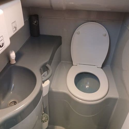 Чиста та сучасна вбиральня в салоні автобуса перевізника EuroClub (ЄвроКлуб) — комфорт та гігієна на міжнародних рейсах до Європи з atatickets.com.