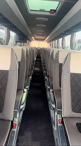 Комфортабельний салон автобуса EuroClub (ЄвроКлуб) з ергономічними сидіннями та панорамним люком для міжнародних рейсів на atatickets.com.