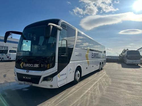 Білий VIP-автобус MAN перевізника EuroClub (ЄвроКлуб) на стоянці перед рейсом Бонн — Харків: бронювання квитків до Європи на atatickets.com.
