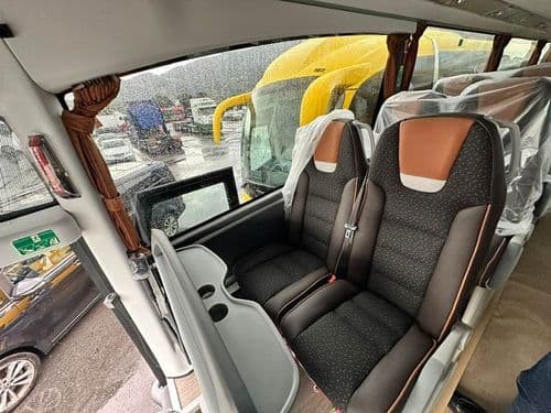 Комфортабельні крісла та розкладний столик у салоні автобуса перевізника EuroClub (ЄвроКлуб) — якісний сервіс на міжнародних рейсах до Європи з atatickets.com.